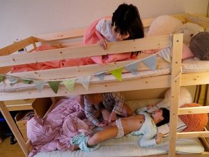 Chú ruột đồi bại đã địt hai đứa cháu gái mới lớn