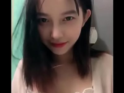 Gái Việt khoe vú chào hàng đại gia